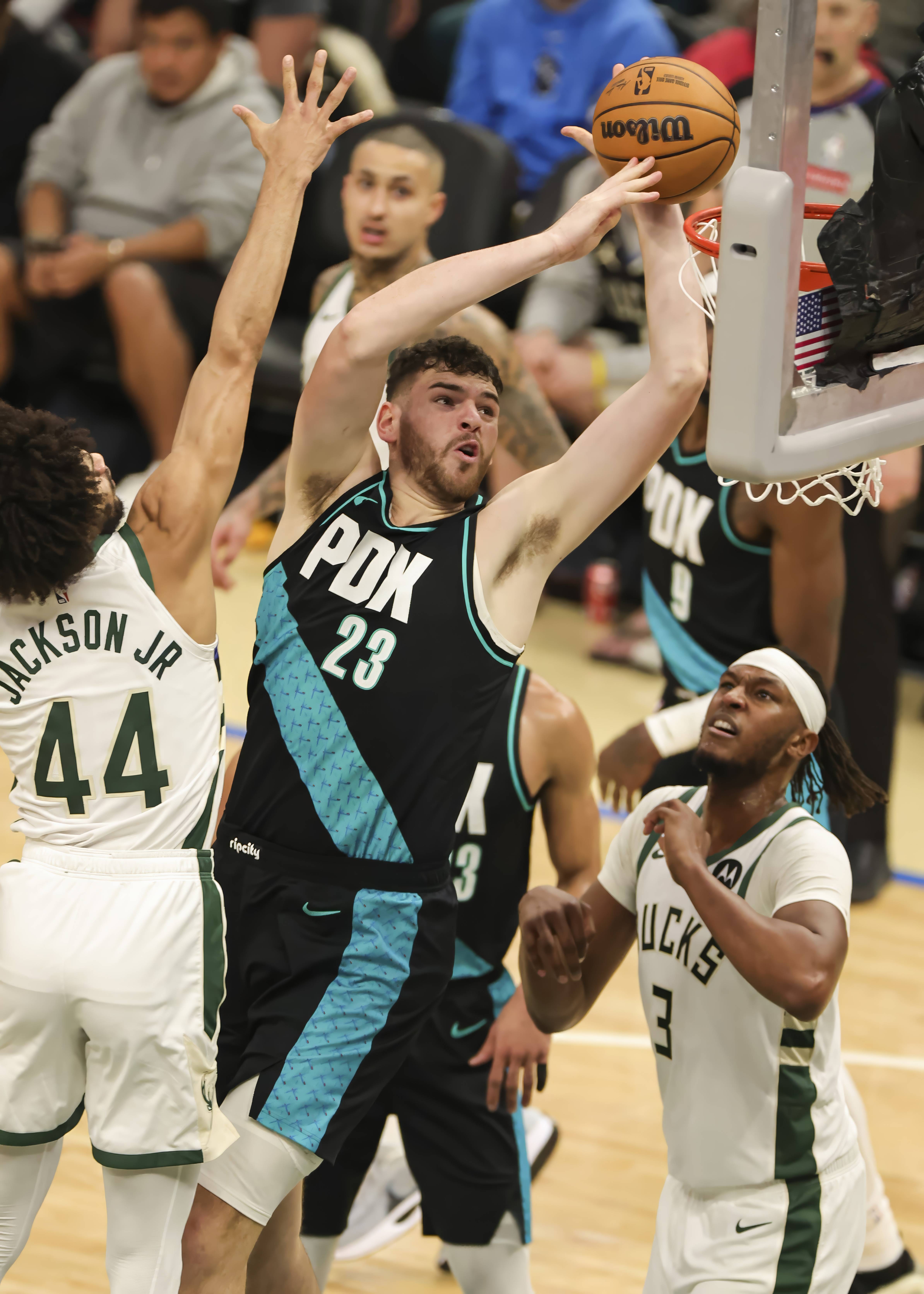 （体育）篮球——NBA常规赛：开拓者胜雄(xióng)鹿